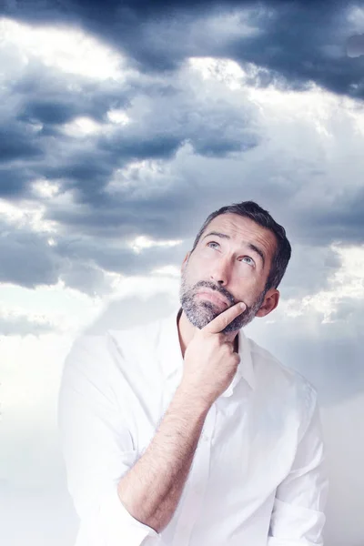 Retrato Hombre Mirando Pensativamente Hacia Cielo Azul —  Fotos de Stock