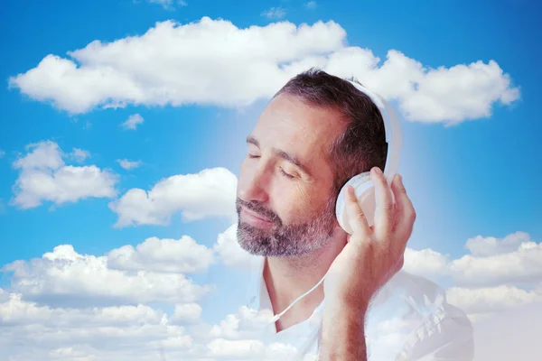 Man White Headphones Blue Cloudy Sky — Stockfoto