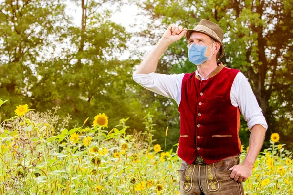 Hombre Bavariano Pie Campo Flores Con Una Máscara Protectora —  Fotos de Stock