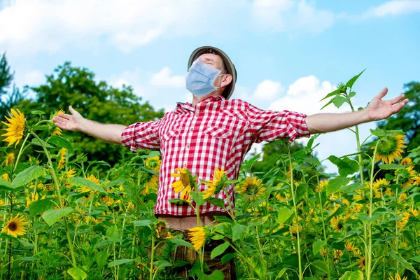 Bávaro Homem Vestindo Uma Máscara Protetora Livre Natureza — Fotografia de Stock