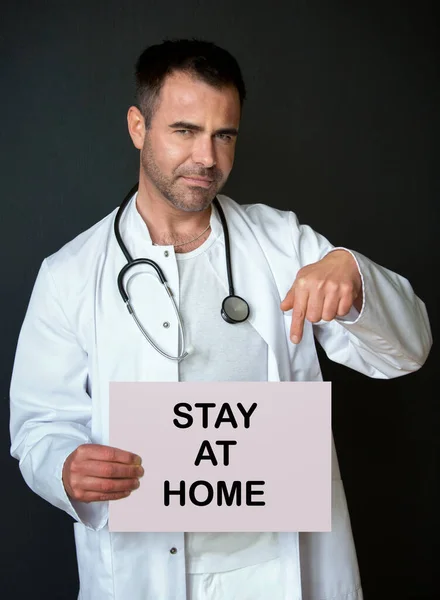 Medico Possesso Segno Con Parole Stay Home — Foto Stock