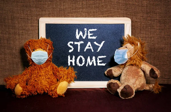 Teddyberen Met Gezichtsmasker Schoolbord Woorden Stay Home — Stockfoto