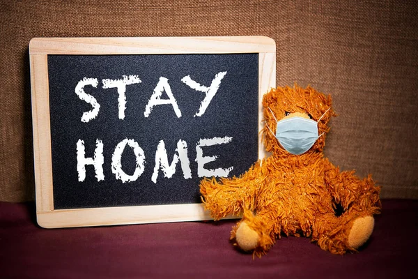 Teddybeer Met Gezichtsmasker Schoolbord Woorden Stay Home — Stockfoto