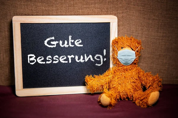 Teddybär Mit Mundschutz Und Kreidetafel Und Deutschen Wörtern Für Get — Stockfoto