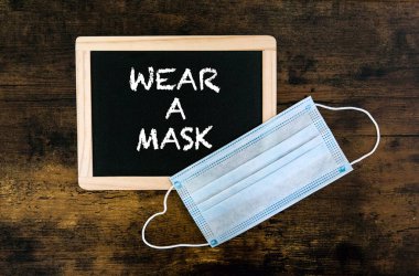 Maske ve karatahtada 