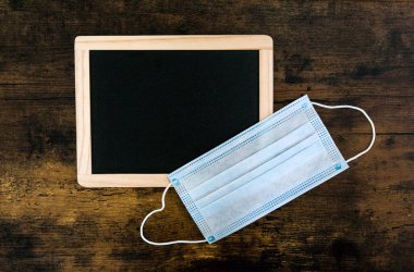 Tahtaya yakın çekim ve tahta arka planda bir yüz maskesi