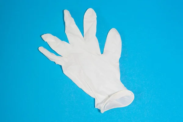 青い背景に外科用手袋のクローズアップ — ストック写真