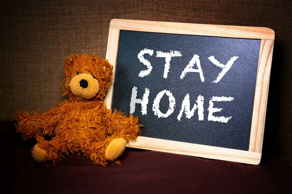 Teddybeer Met Krijtbord Woorden Stay Home — Stockfoto