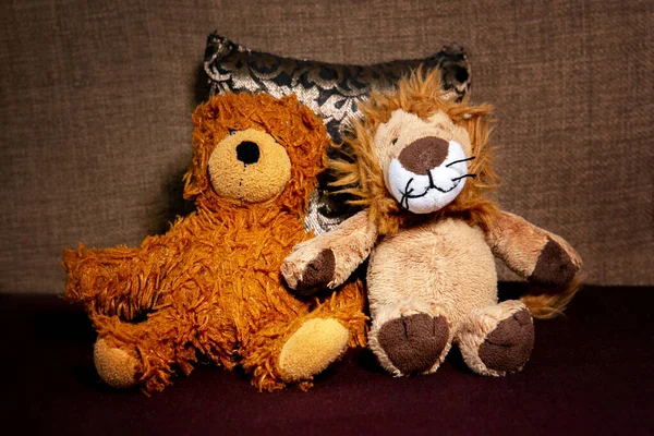 Dua Teddybear Duduk Tempat Tidur Atas Bantal — Stok Foto