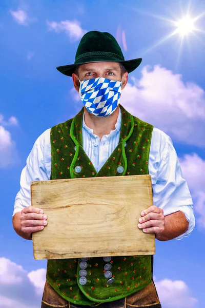 Bavarese Uomo Indossando Blu Bianco Maschera Facciale Tenendo Tavola Legno — Foto Stock