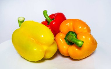 Beyaz arka planlı, Whiite plakalı üç çan biberi.