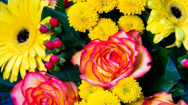 주황색 장미와 꽃다발을 클로즈업 — 스톡 사진