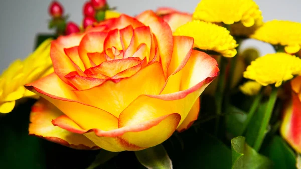 Close Buquê Colorido Com Uma Rosa Laranja — Fotografia de Stock