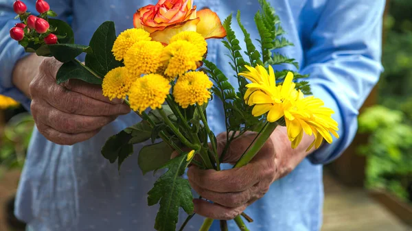 Close Van Oudere Vrouwen Handen Met Een Boeket Bloemen — Stockfoto