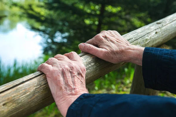 Nahaufnahme Alter Frauenhände Die Einem Geländer Der Natur Ruhen — Stockfoto