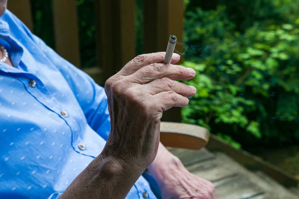 Nahaufnahme Einer Alten Frau Mit Einer Zigarette — Stockfoto