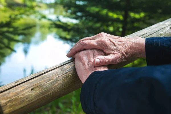 Nahaufnahme Alter Frauenhände Die Einem Geländer Der Natur Ruhen — Stockfoto