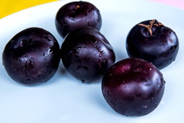 beyaz plaka üzerinde taze koyu renkli duman grubu