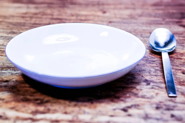 Close Van Leeg Bord Met Lepel Een Rustieke Houten Tafel — Stockfoto