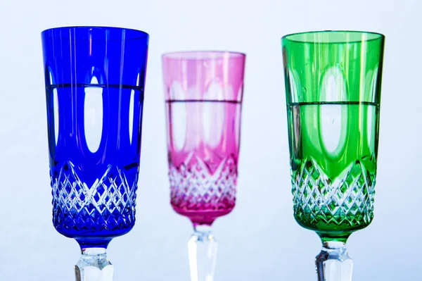 Drie Kleurrijke Kristallen Champagne Glazen Een Witte Achtergrond — Stockfoto