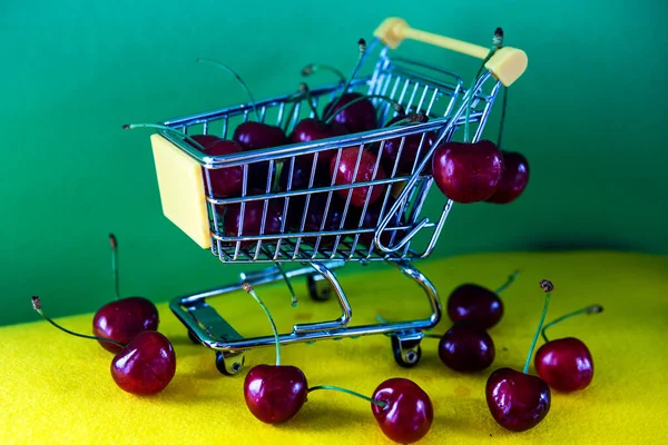 Close Mini Shoppingcart Red Ripe Cherries — Stock Photo, Image