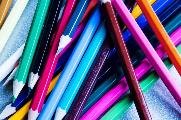 Gri Arkaplanda Renkli Kalemlerin Yakın Plan Görüntüleri — Stok fotoğraf