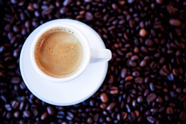 Kahve ve kahve çekirdekleri masanın üstünde.