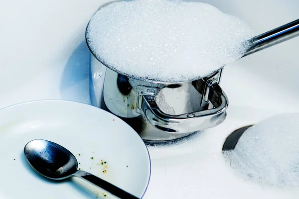 台所の洗面台の汚れた鍋や皿の閉まり — ストック写真
