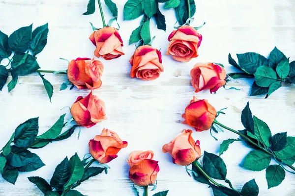 Оранжевые Розы Лежащие Форме Сердца Белом Старинном Деревянном Фоне — стоковое фото