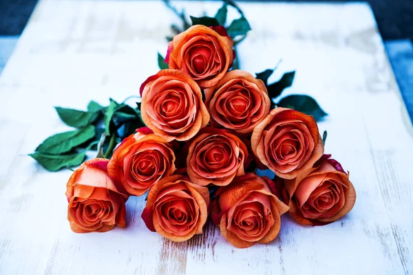 Bouquet Rose Arancioni Tavolo Legno Bianco Vintage — Foto Stock
