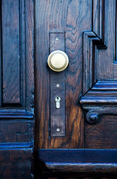Zbliżenie Starych Drewnianych Drzwi Pokrętłem — Zdjęcie stockowe