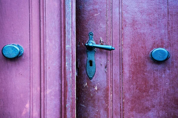 Old Red Wooden Entrance Door Antique Door Handle — Stock Photo, Image