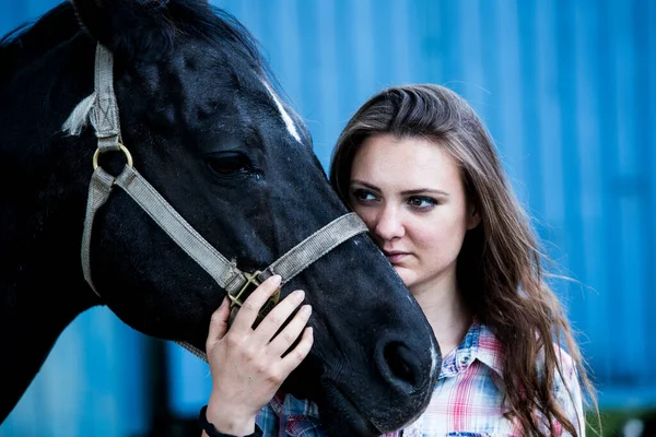 Brunette Young Woman Standing Outdoors Her Black Horse — Stock Photo, Image