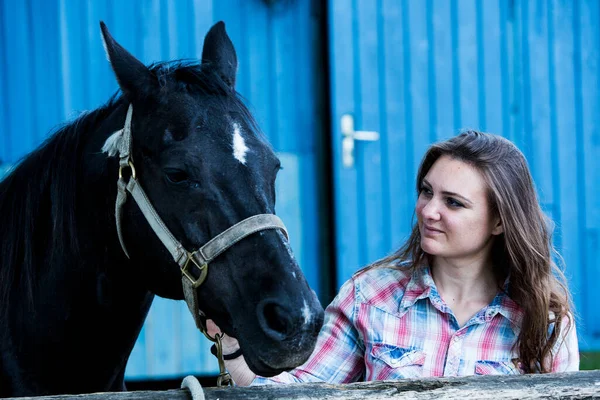 Brunette Young Woman Standing Outdoors Her Black Horse — Stock Photo, Image