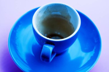 Mavi fincanın geri kalanı pembe masada.