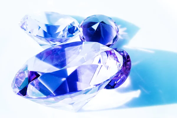 Крупним Планом Блакитні Блискучі Алмази Білому Тлі — стокове фото