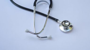 Dönen levhada steteskopun yakın plan görüntüsü