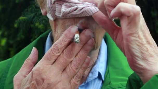 Nahaufnahme Einer Alten Frau Mit Mundschutz Die Eine Zigarette Raucht — Stockvideo