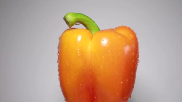 Close Van Een Oranje Paprika Een Draaiende Plaat — Stockvideo