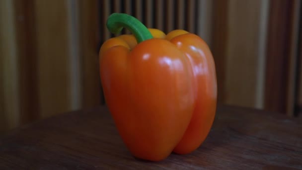 Close Van Een Oranje Paprika Een Draaiende Plaat — Stockvideo