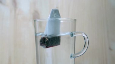 Döner tabağa çay poşeti konulmuş bir bardak çay.