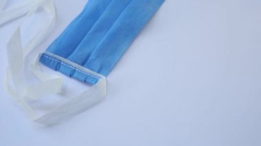 Dönen tabakta mavi bir maskenin yakın plan görüntüsü
