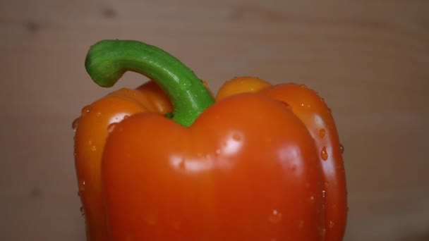 Close Van Een Oranje Paprika Een Draaiende Plaat — Stockvideo