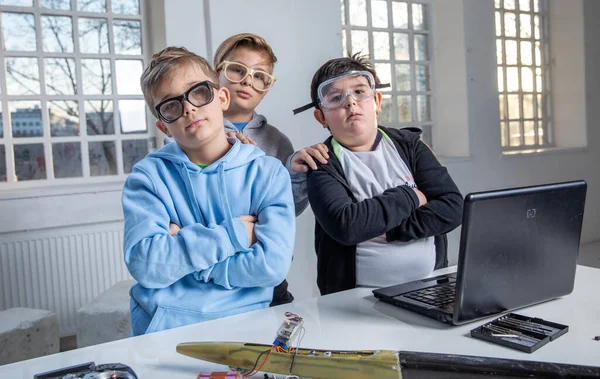 Bambini Che Esplorano Elettricità Robotica Giocattoli Radiocomandati Imparano Ogni Giorno — Foto Stock