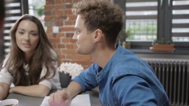 Gençlerin Tarih modern loft daire toplantıda grup.