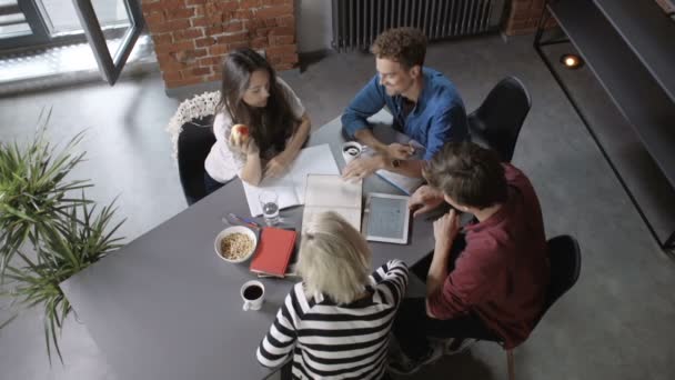 Grupo de jóvenes trabajando en proyecto en apartamento loft moderno . — Vídeos de Stock