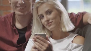 Güzel genç hippi çift evde telefon kullanma.