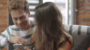 Mutlu genç çift evde akıllı telefon kullanma.