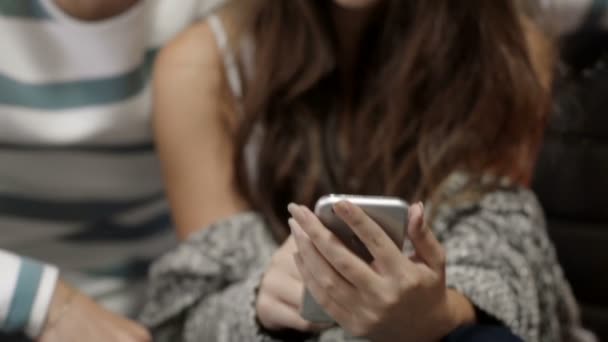 Mutlu genç çift evde akıllı telefon kullanma. — Stok video
