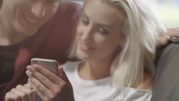 Hermosa pareja joven hipster utilizando el teléfono en casa . — Vídeos de Stock